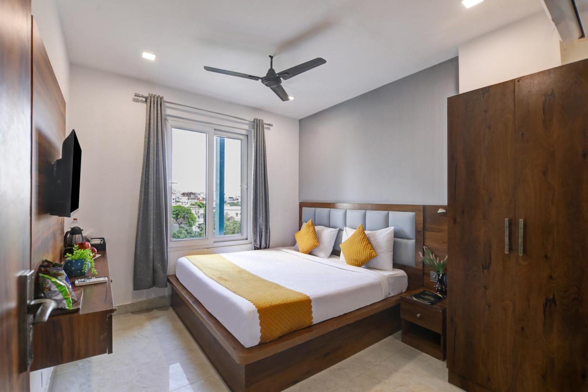 Status By Hotel The Emporio Газиабад Екстериор снимка