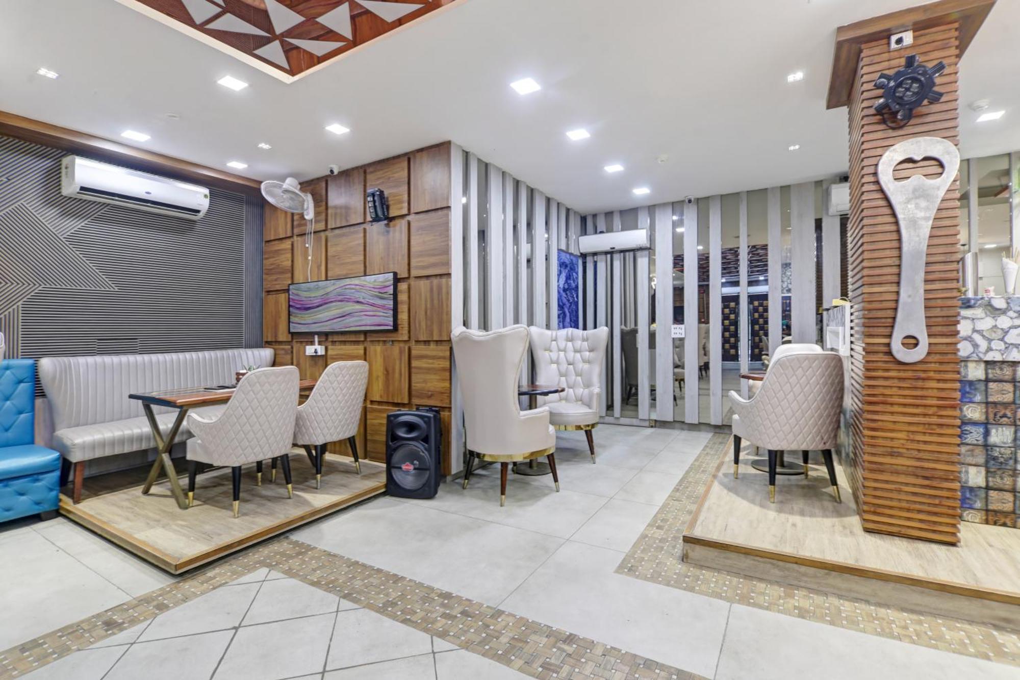 Status By Hotel The Emporio Газиабад Екстериор снимка