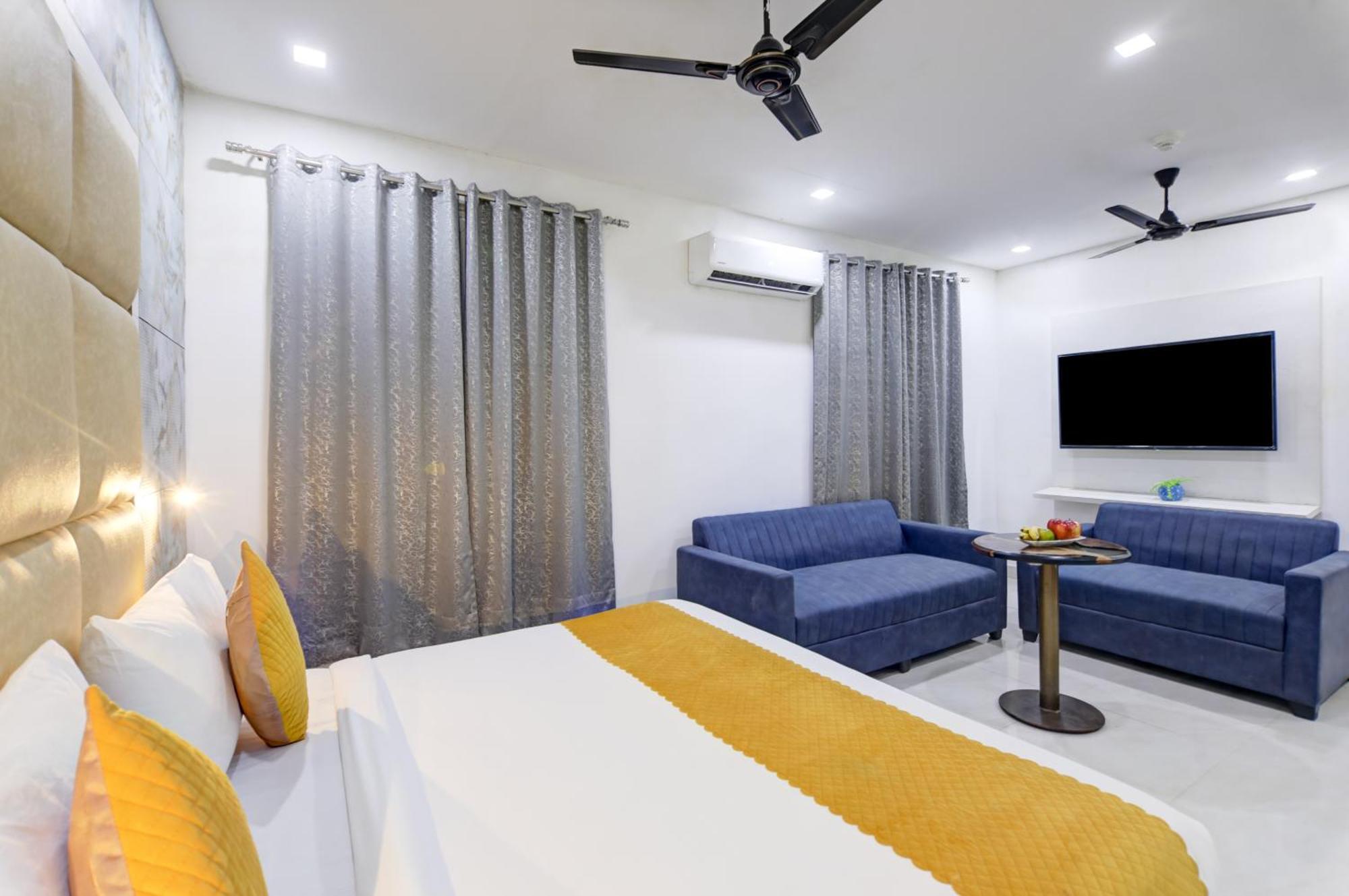Status By Hotel The Emporio Газиабад Екстериор снимка