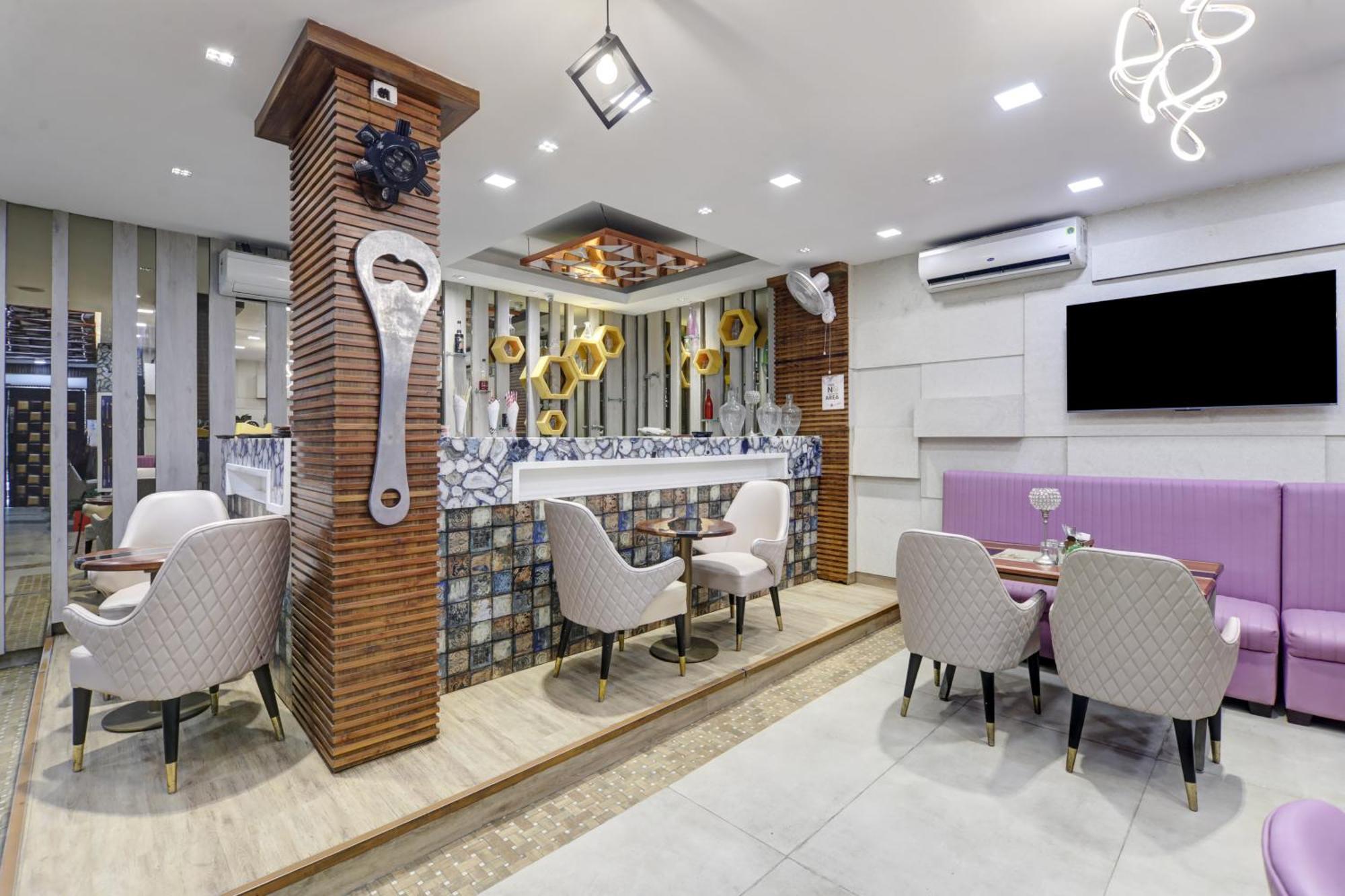 Status By Hotel The Emporio Газиабад Екстериор снимка
