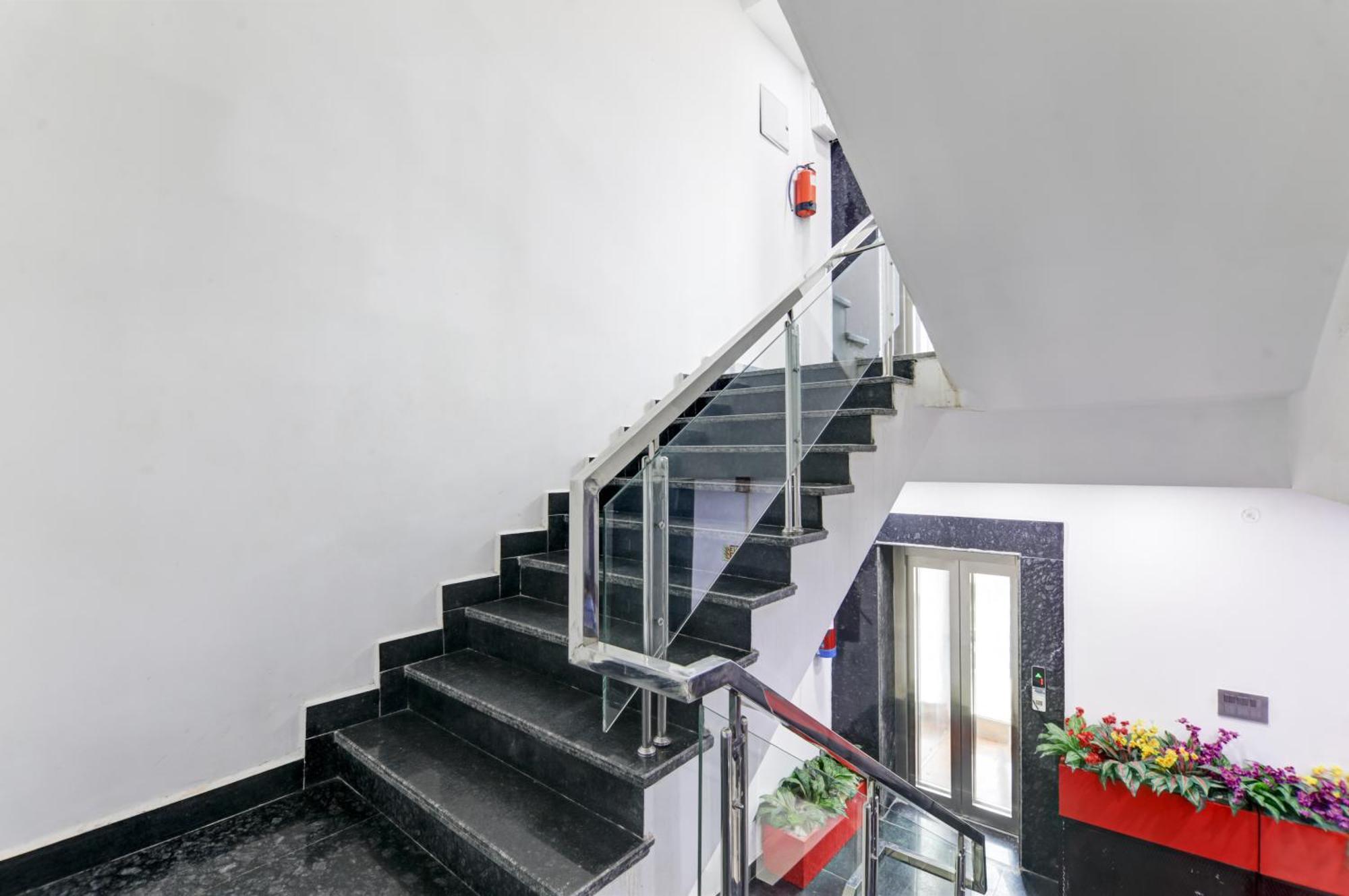 Status By Hotel The Emporio Газиабад Екстериор снимка