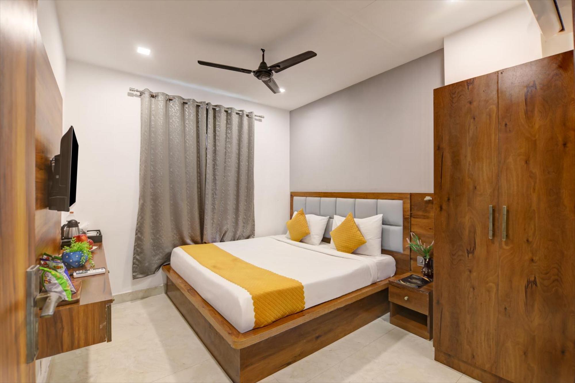 Status By Hotel The Emporio Газиабад Екстериор снимка