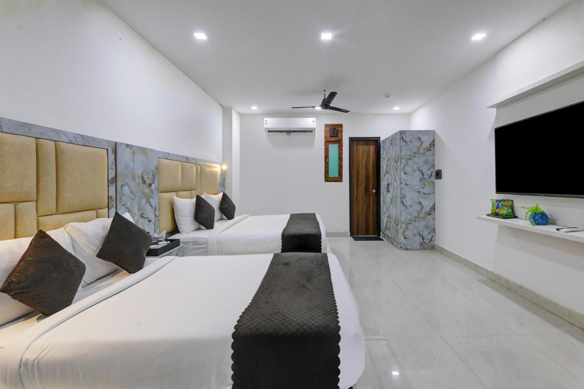 Status By Hotel The Emporio Газиабад Екстериор снимка