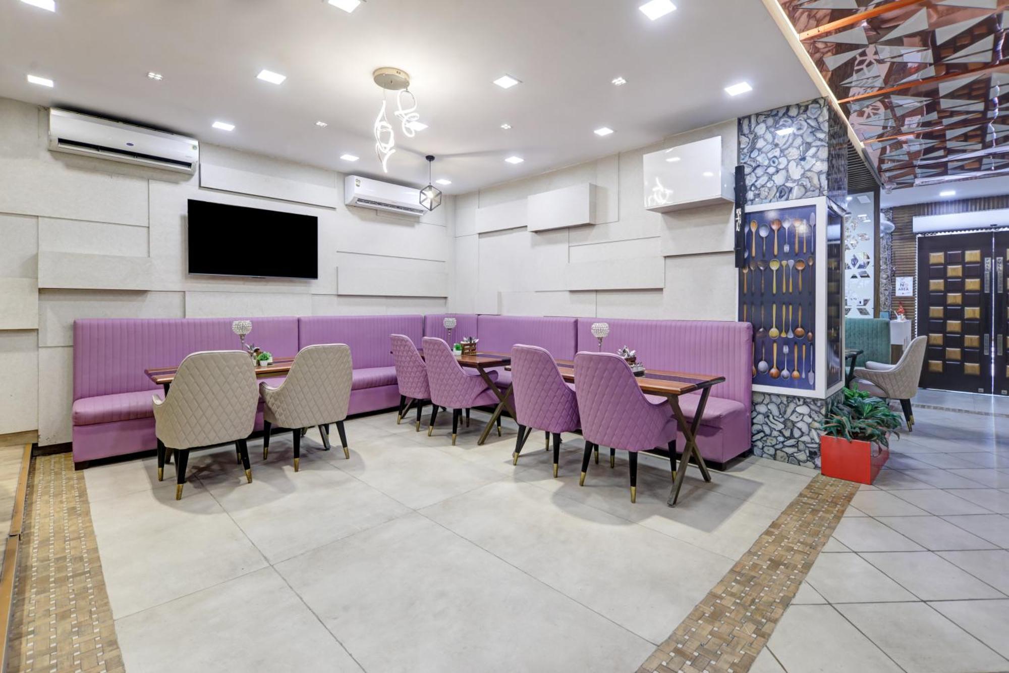 Status By Hotel The Emporio Газиабад Екстериор снимка