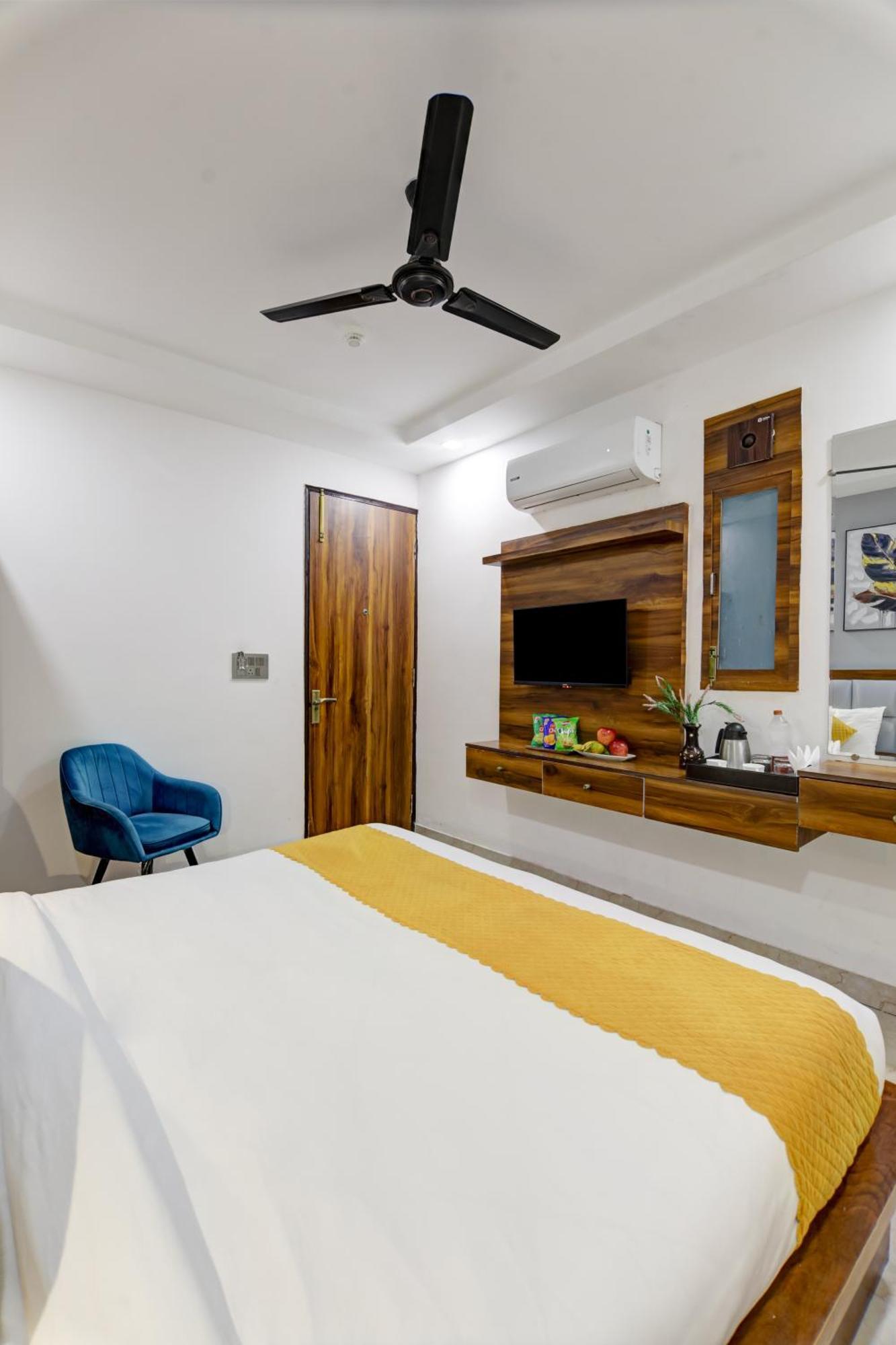 Status By Hotel The Emporio Газиабад Екстериор снимка