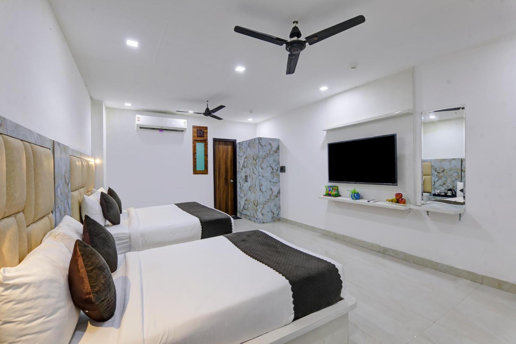 Status By Hotel The Emporio Газиабад Екстериор снимка