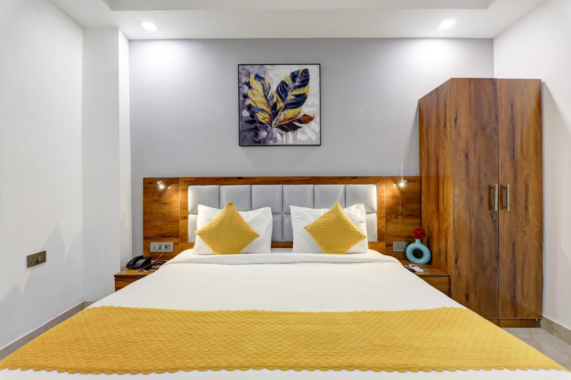Status By Hotel The Emporio Газиабад Екстериор снимка