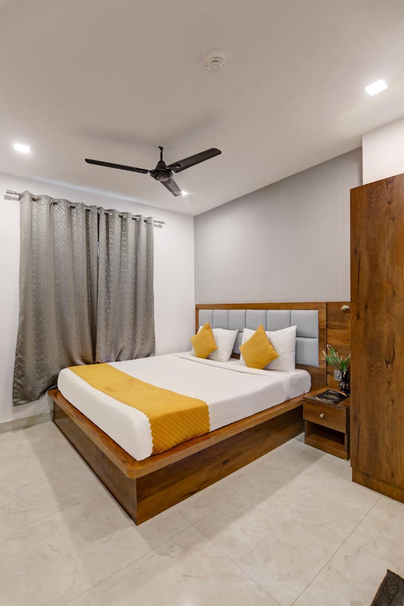 Status By Hotel The Emporio Газиабад Екстериор снимка