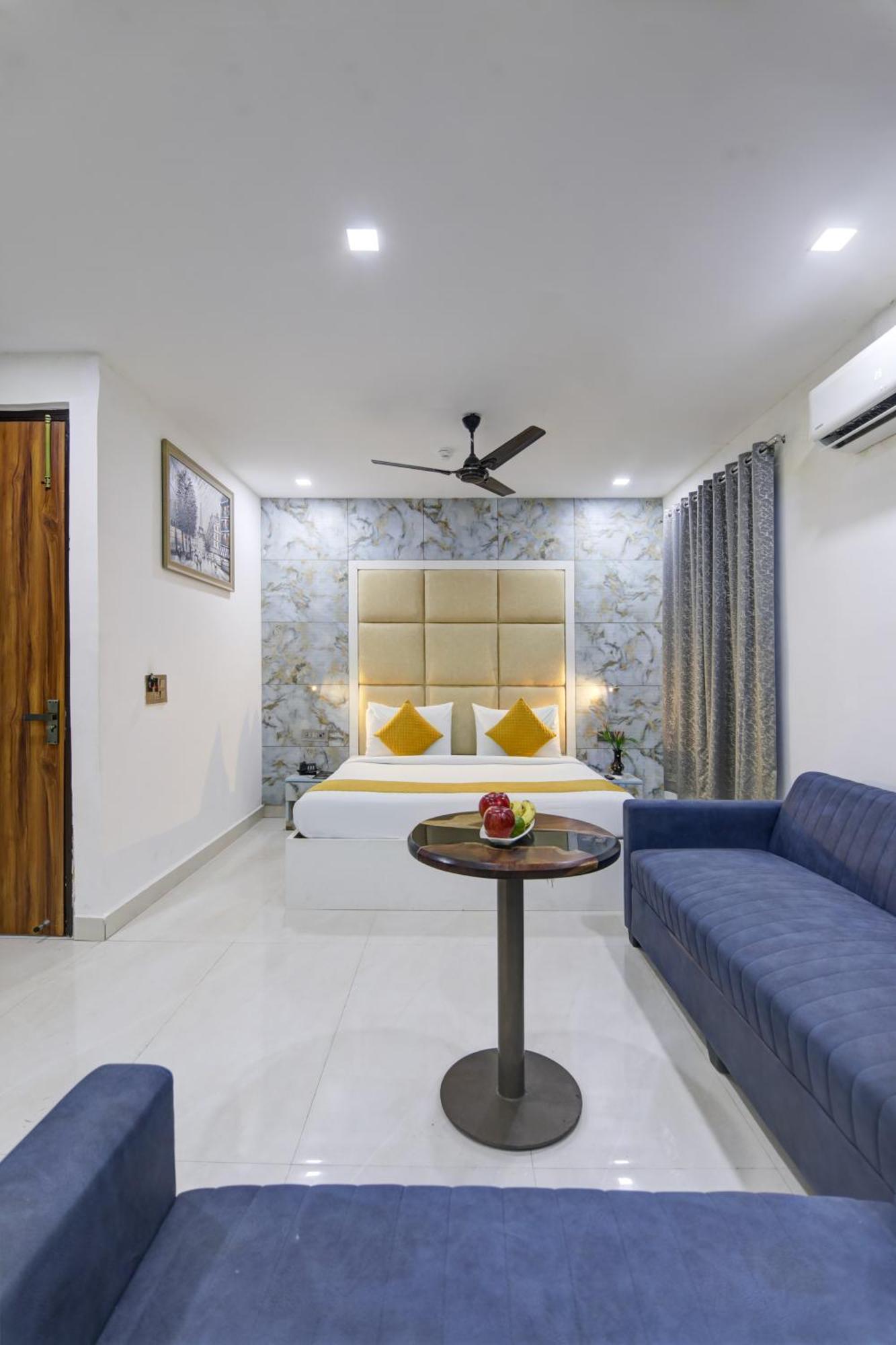 Status By Hotel The Emporio Газиабад Екстериор снимка