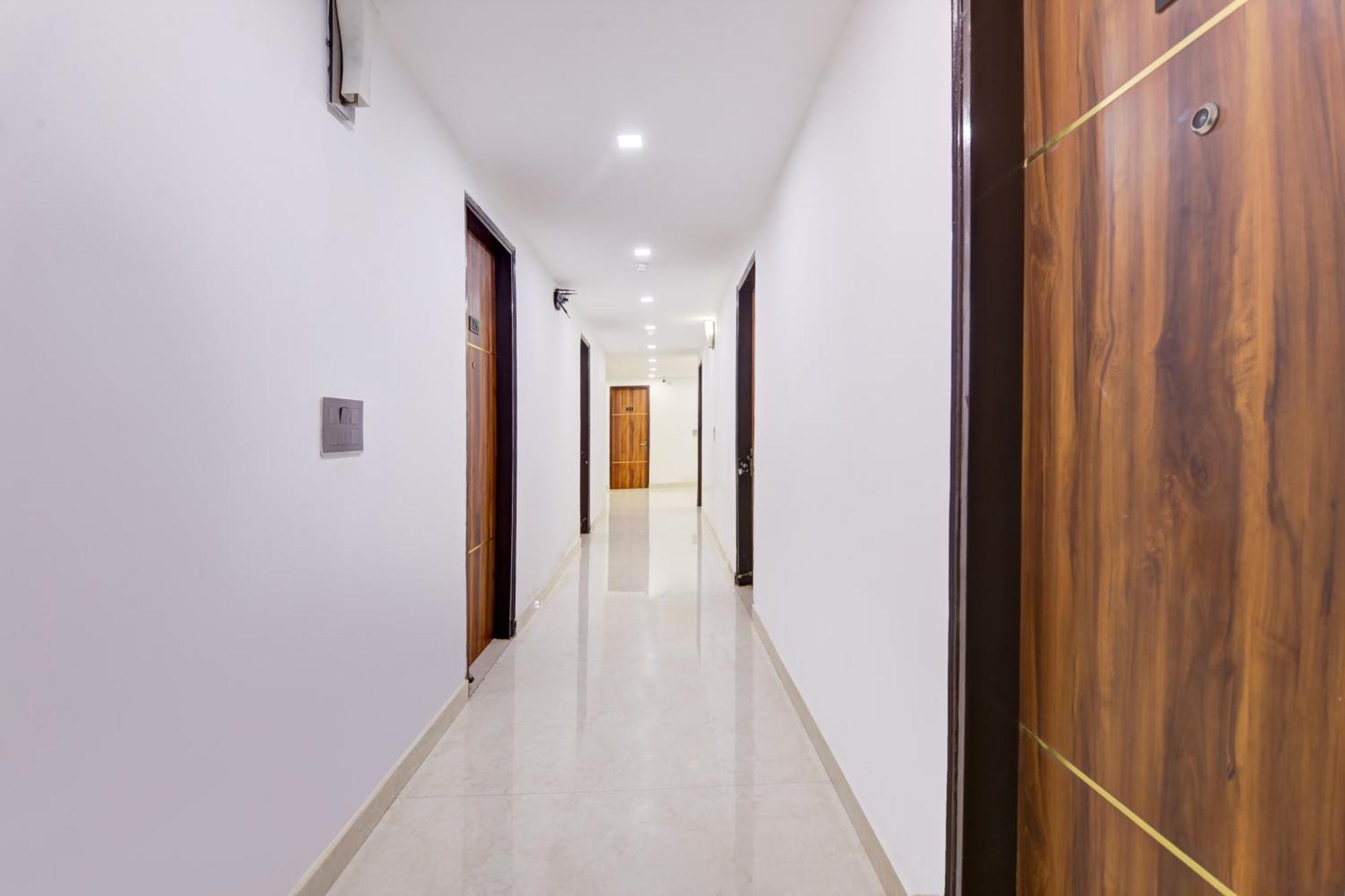 Status By Hotel The Emporio Газиабад Екстериор снимка