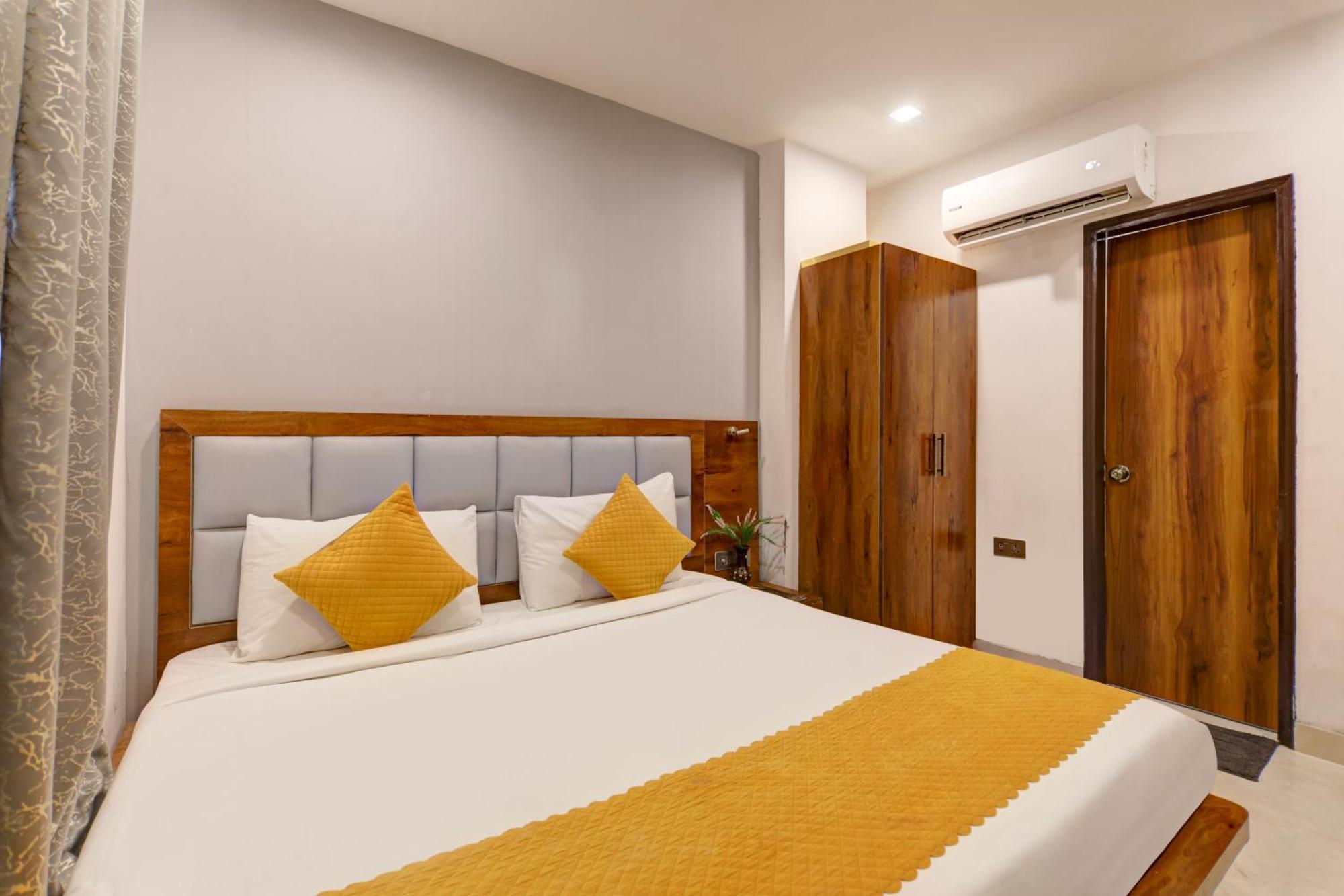 Status By Hotel The Emporio Газиабад Екстериор снимка