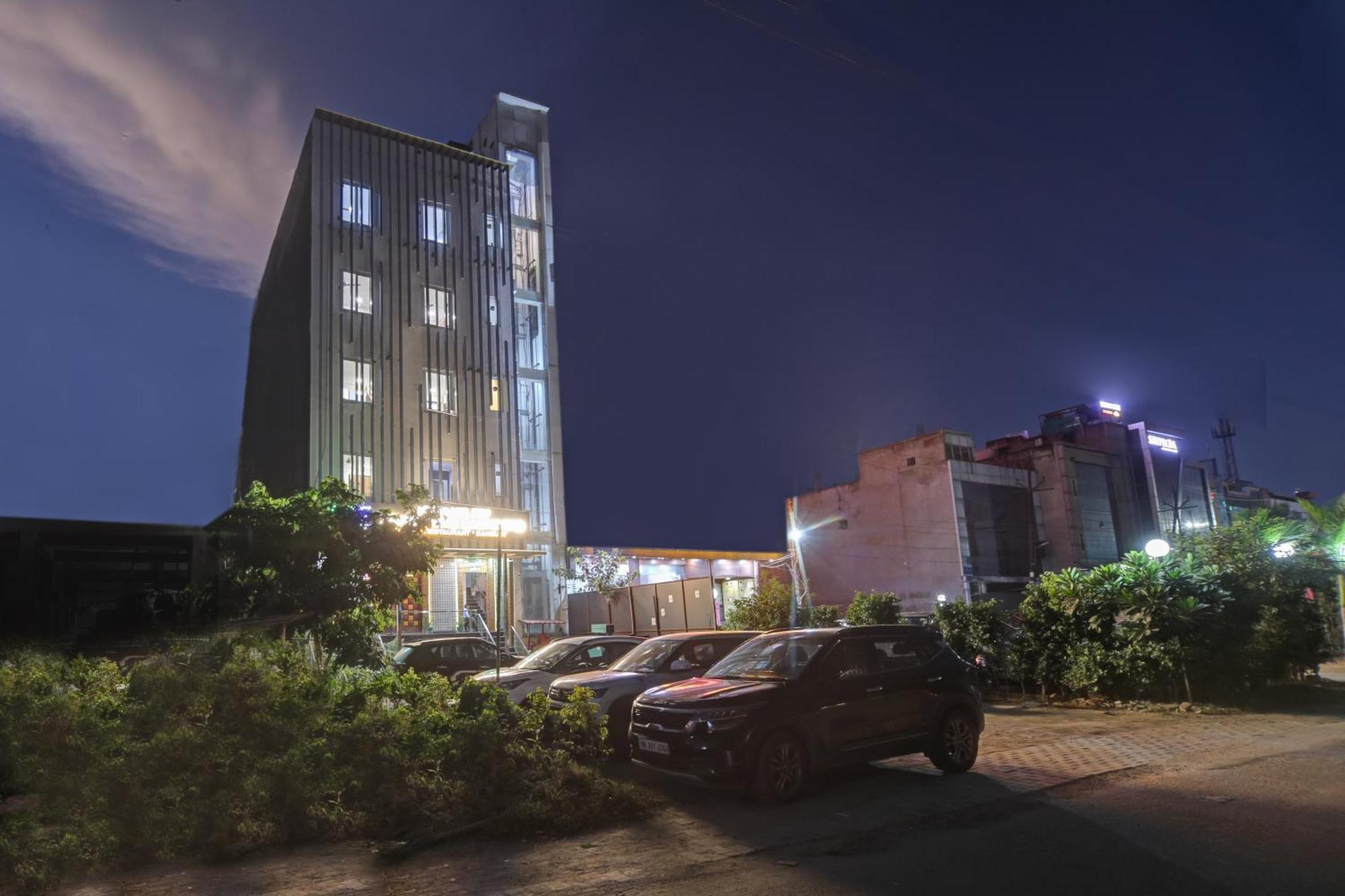 Status By Hotel The Emporio Газиабад Екстериор снимка