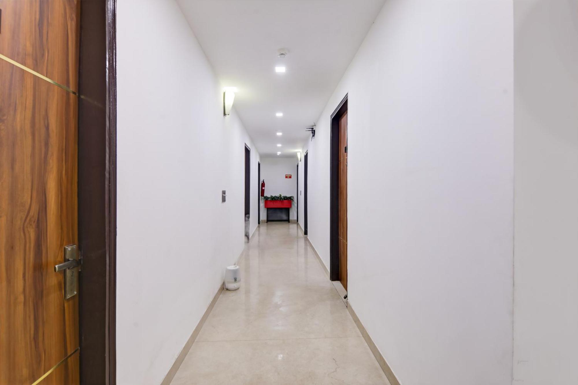 Status By Hotel The Emporio Газиабад Екстериор снимка