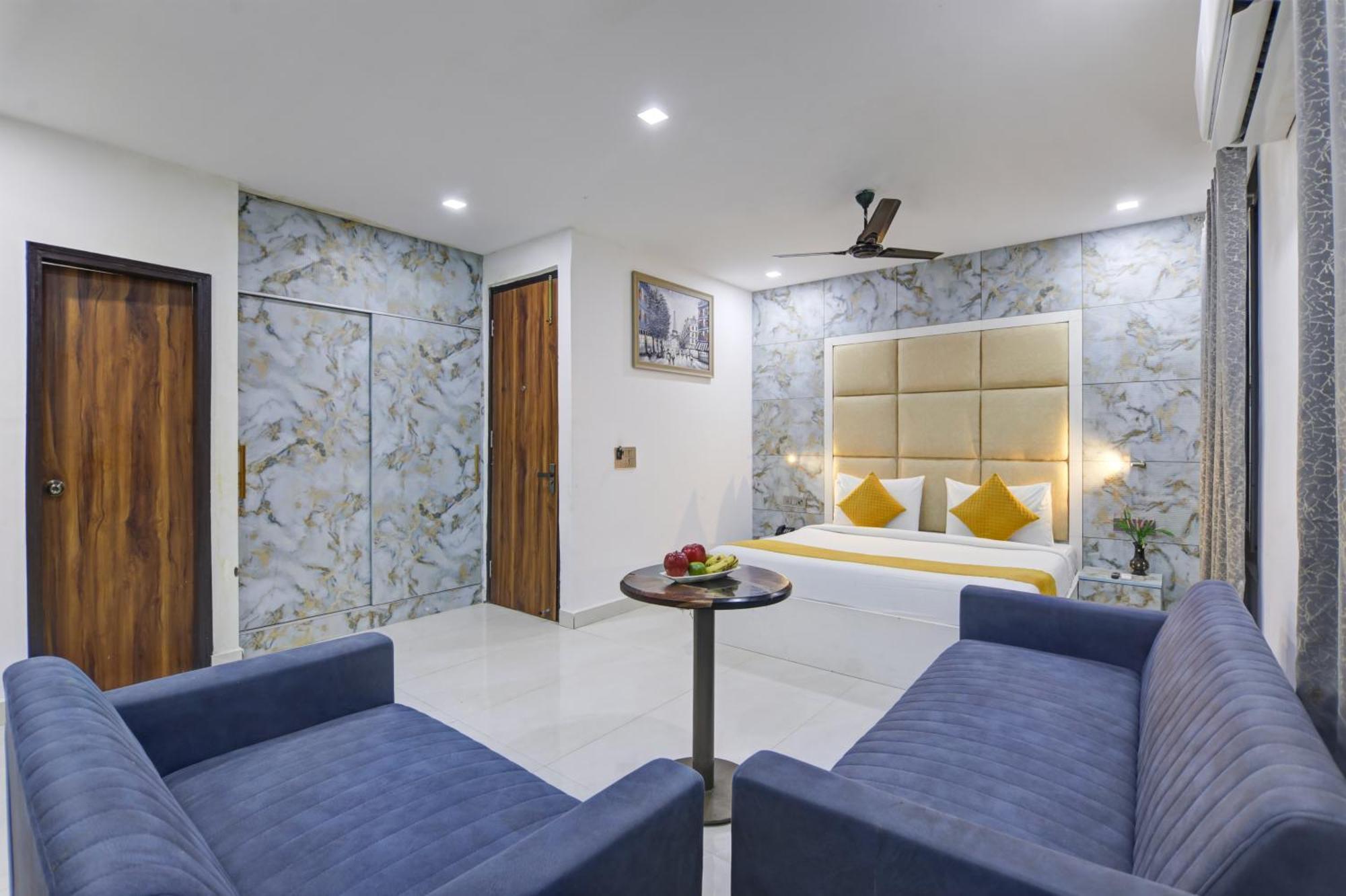 Status By Hotel The Emporio Газиабад Екстериор снимка