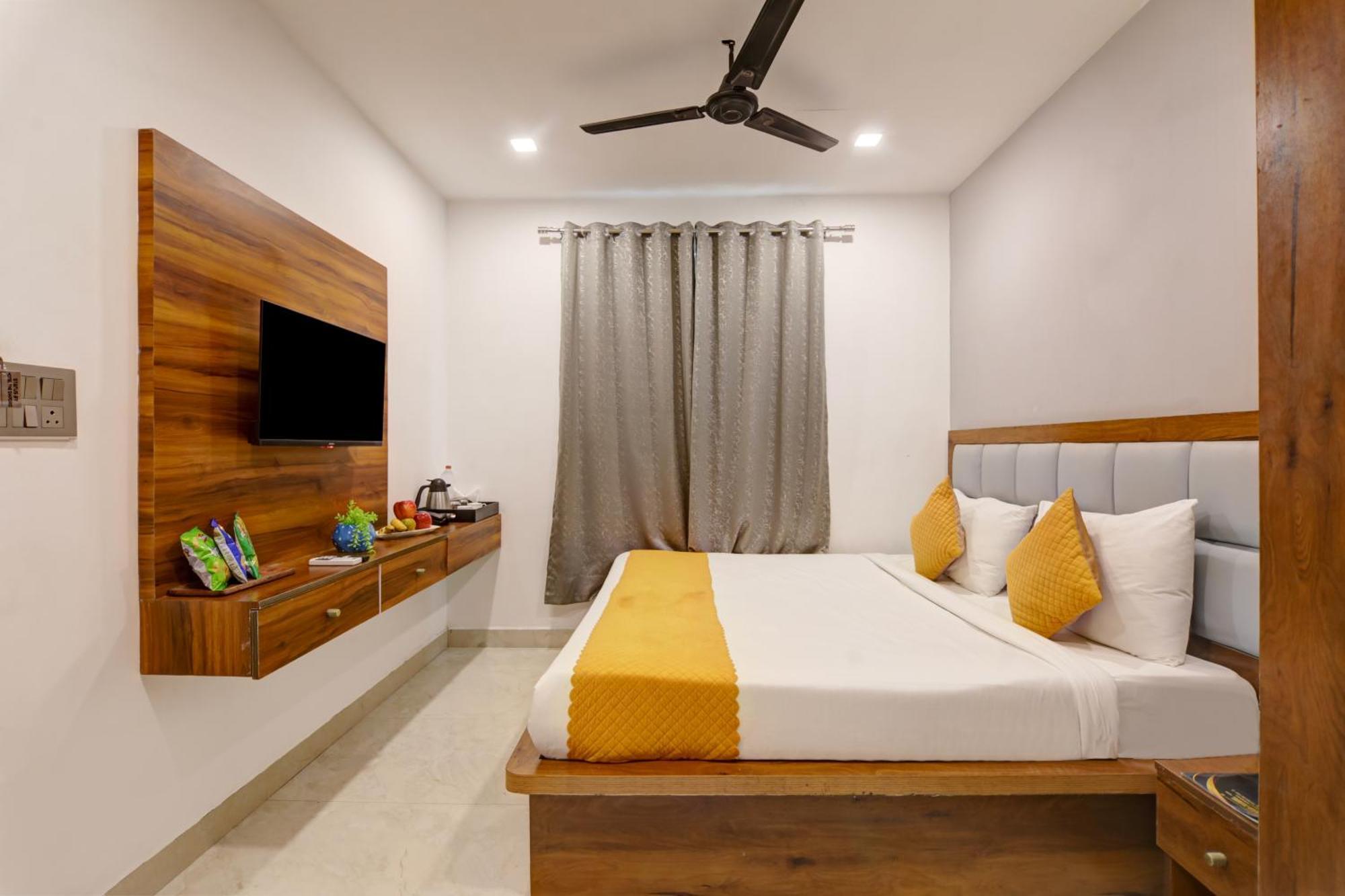 Status By Hotel The Emporio Газиабад Екстериор снимка