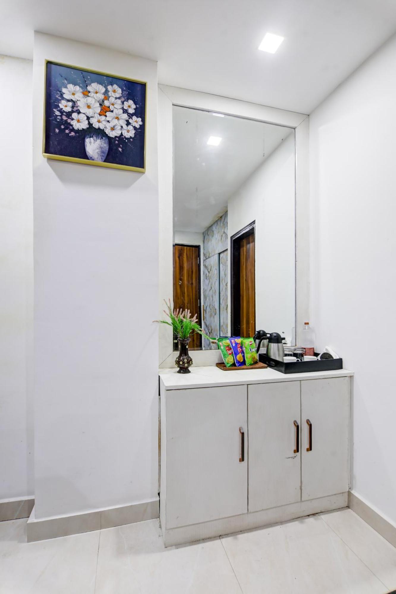 Status By Hotel The Emporio Газиабад Екстериор снимка