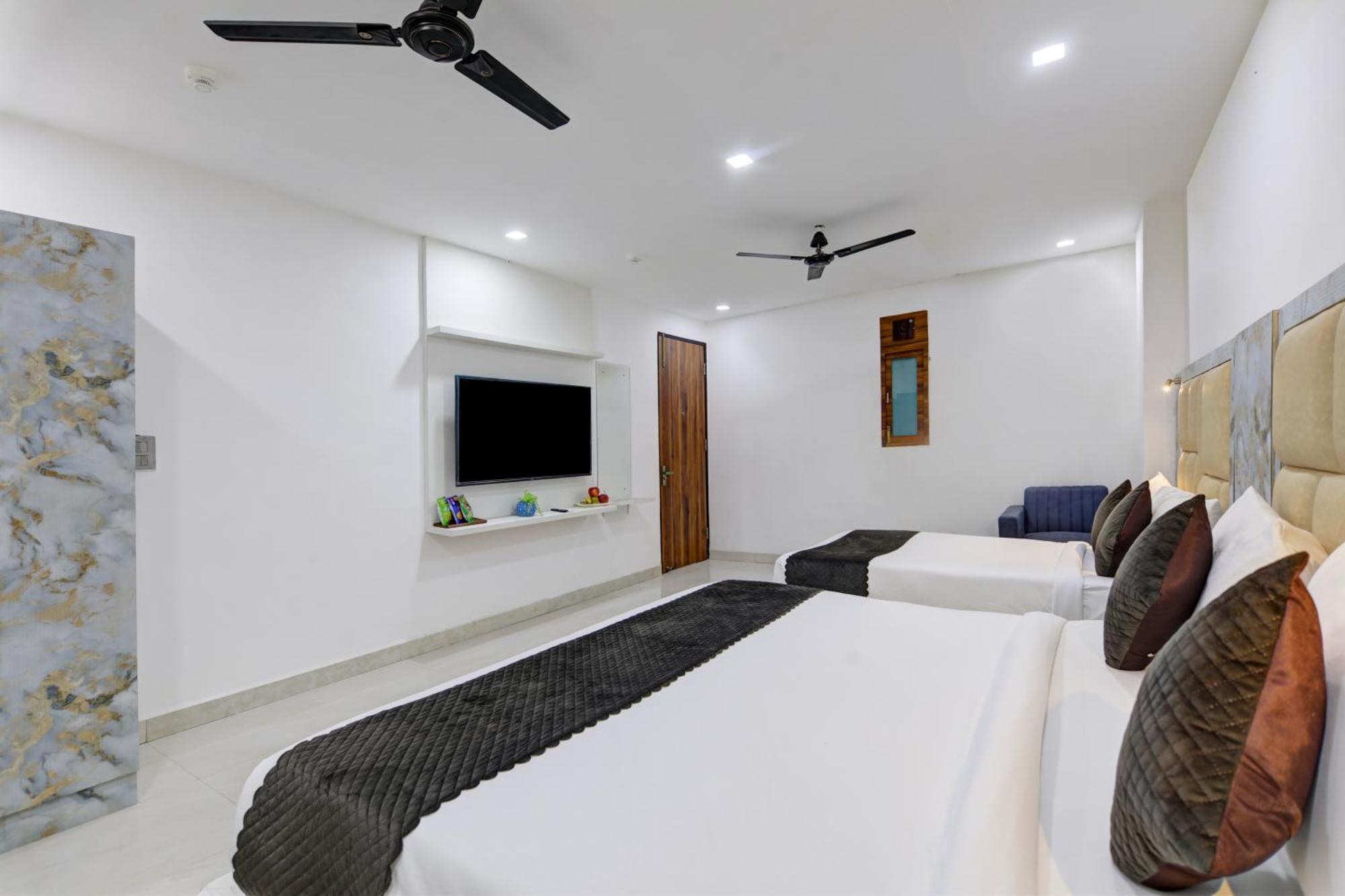 Status By Hotel The Emporio Газиабад Екстериор снимка