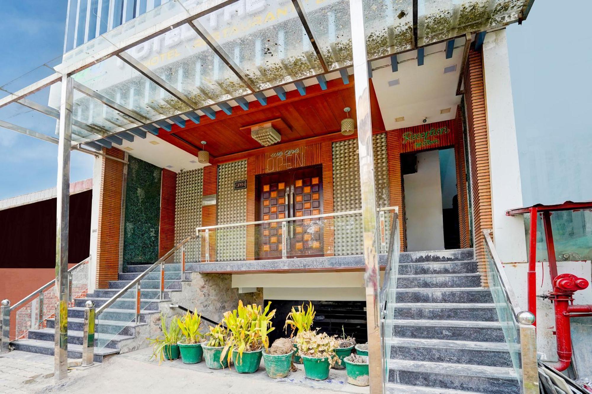 Status By Hotel The Emporio Газиабад Екстериор снимка